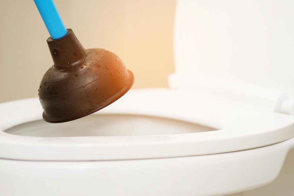 روش‌های کاربردی برای رفع گرفتگی توالت فرنگی